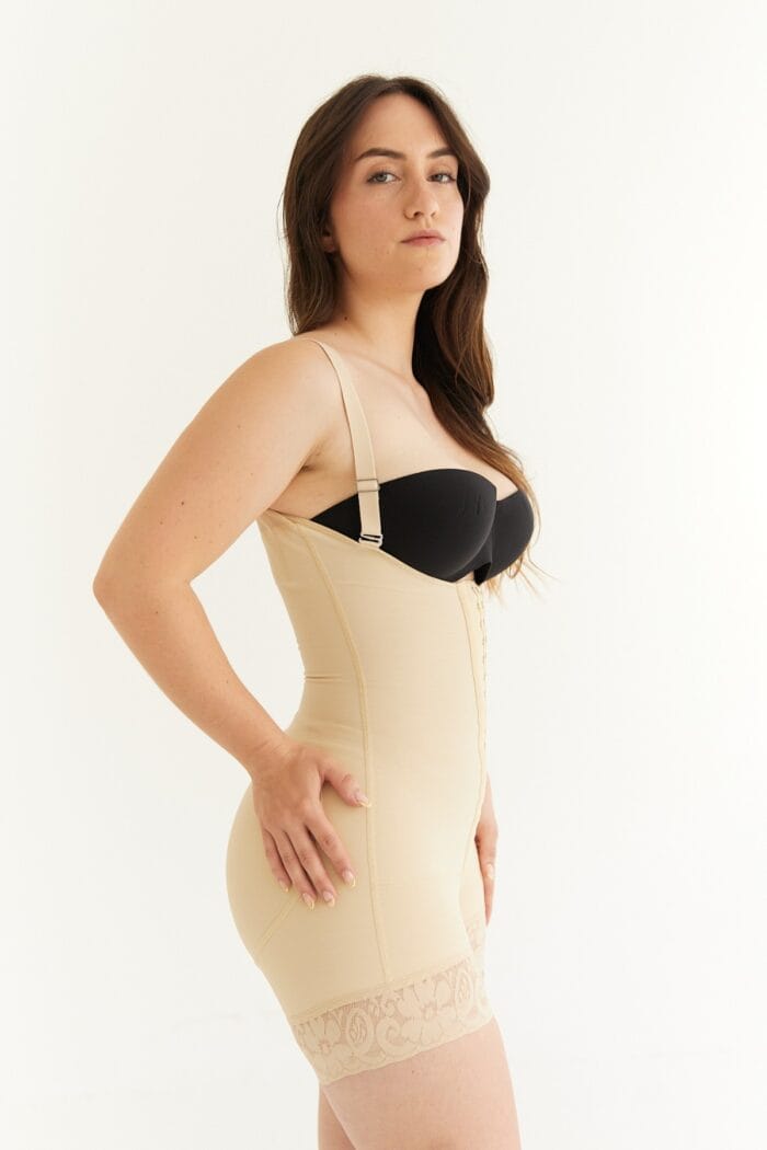 Faja postquirúrgica beige con bretel ajustable y banda de silicona