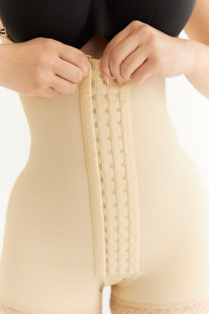 Detalle de los broches frontales de la faja postquirúrgica beige