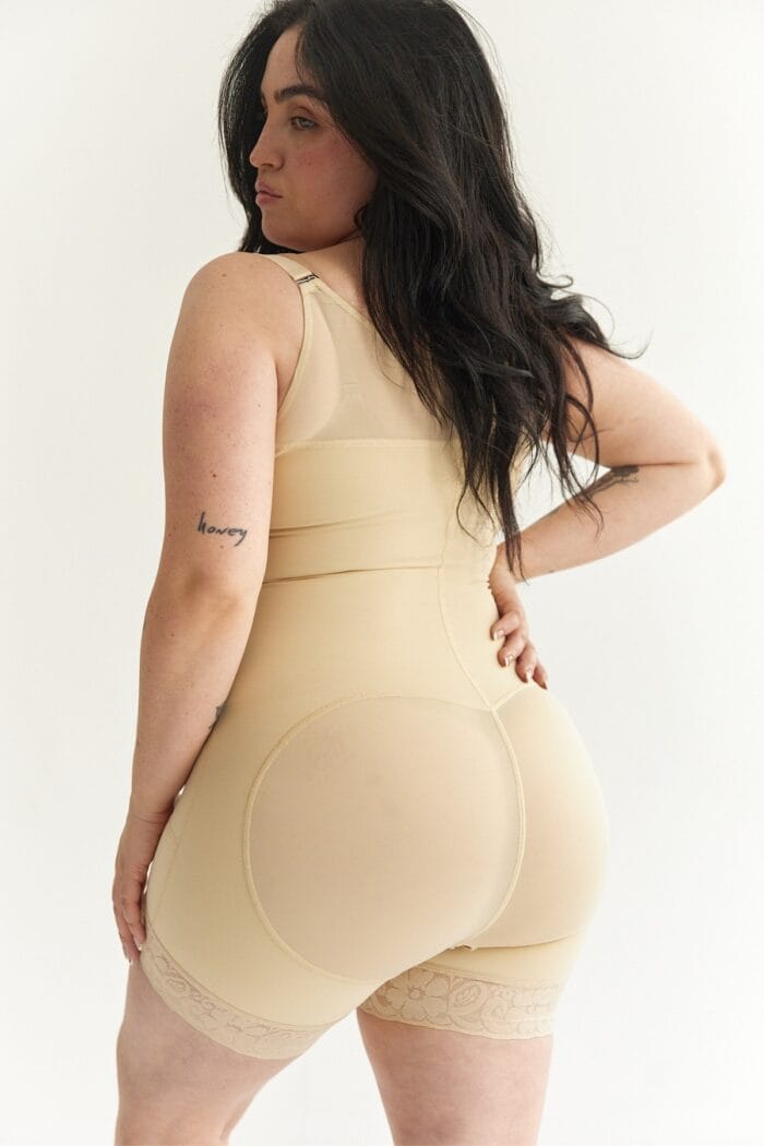 Vista trasera de la faja postquirúrgica beige con realce de glúteos