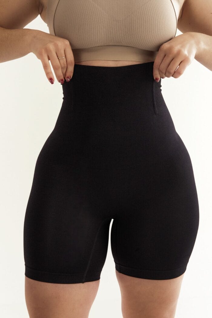 Faja short moldeadora de cintura alta vista frontal negro