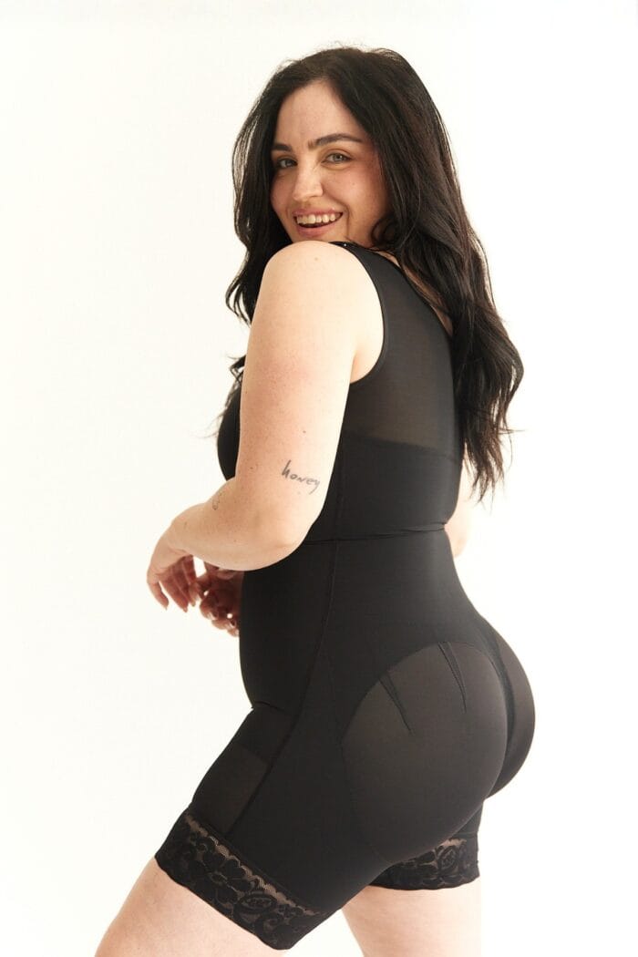 Faja cuerpo completo con brasier ajustable negra, vista de perfil