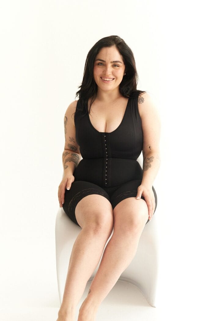 Faja cuerpo completo con brasier ajustable negra, modelo sentada