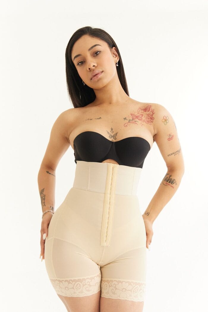 Faja strapless beige con cinturón ajustable vista frontal