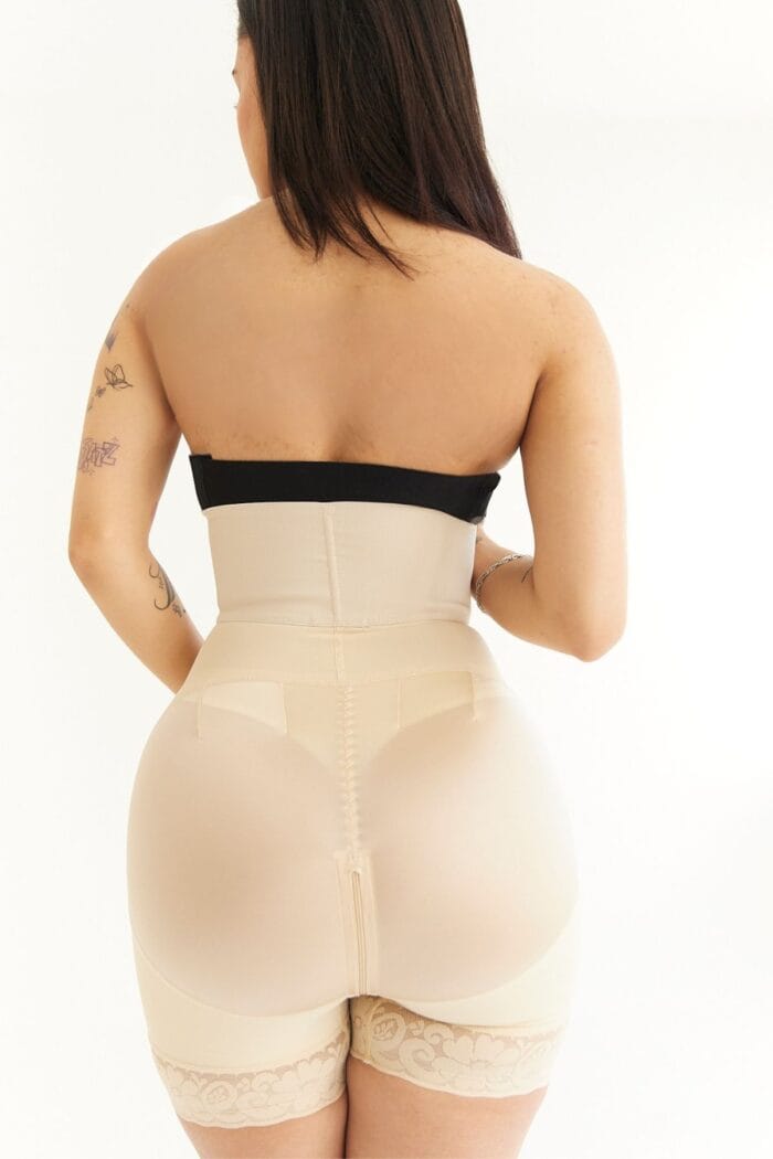 Faja strapless beige con cinturón ajustable vista posterior y control de glúteos