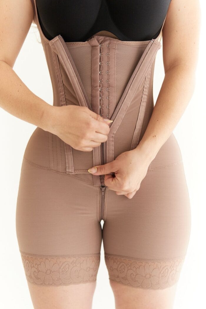 Detalle de broches ajustables de faja con cinturilla reloj de arena color cocoa
