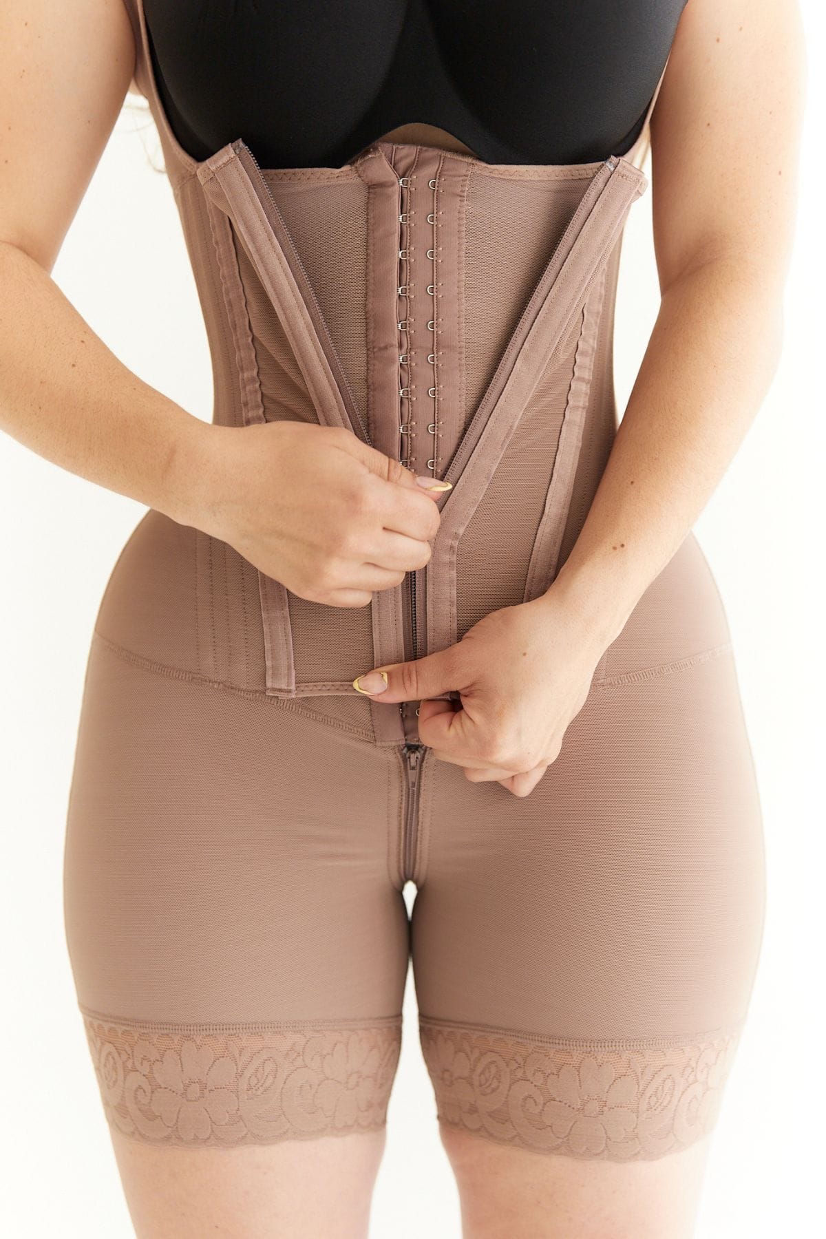 Detalle de broches ajustables de faja con cinturilla reloj de arena color cocoa