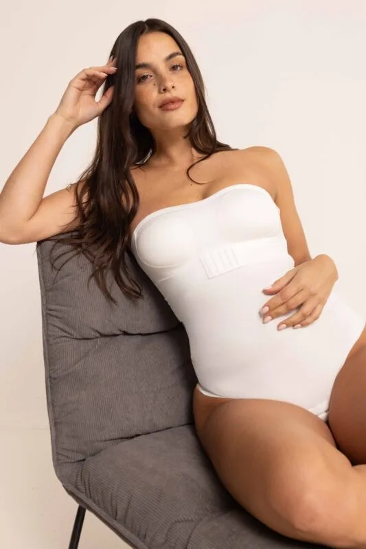 Body moldeador strapless de tela invisible