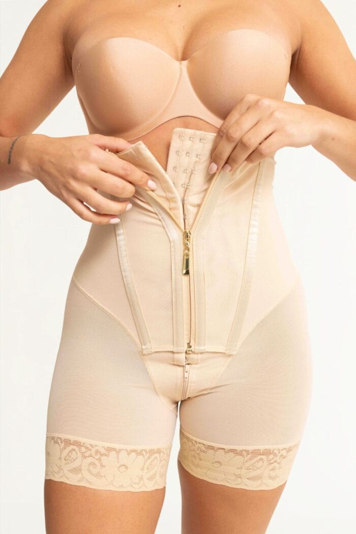 Detalle de broches ajustables de faja reductora strapless beige con cinturilla reloj de arena