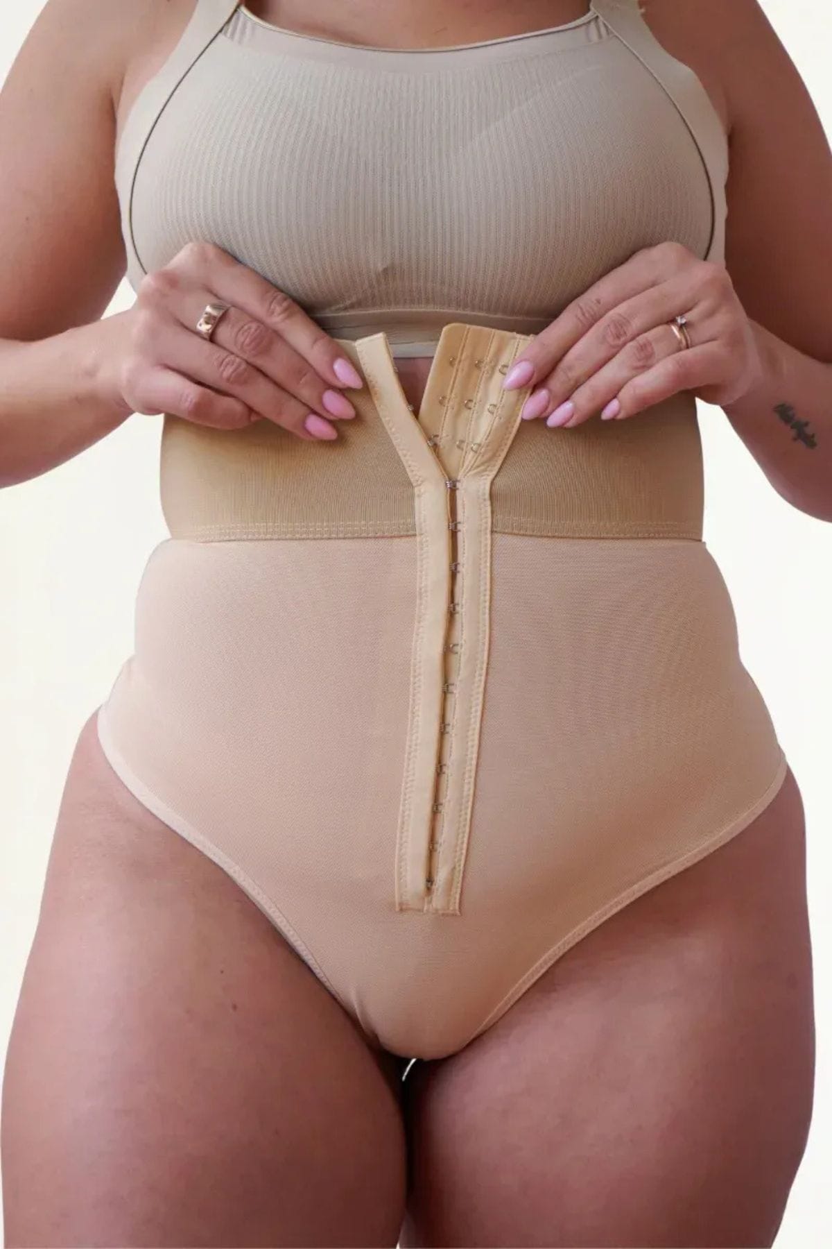 Faja colaless detalle de cinto ancho y broches regulables