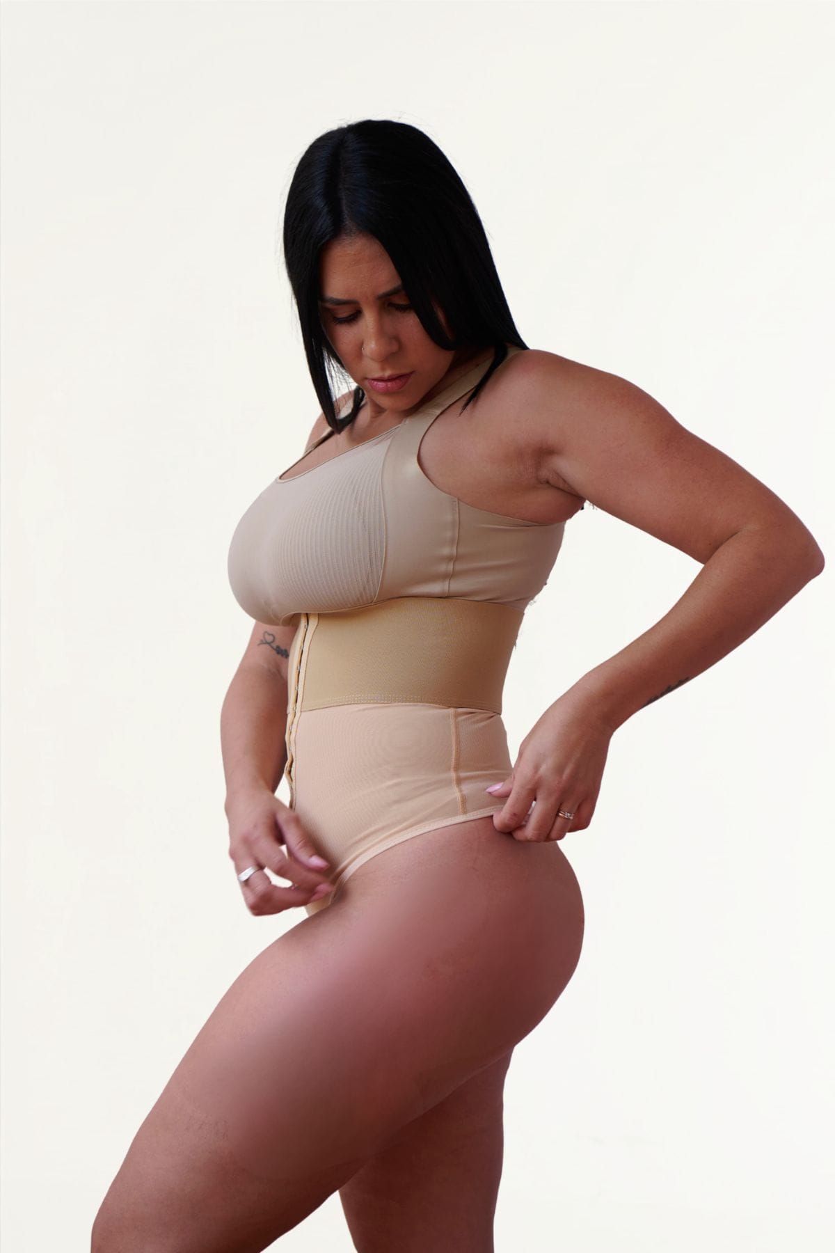 Faja colaless vista diagonal con cinto ancho y broches regulables
