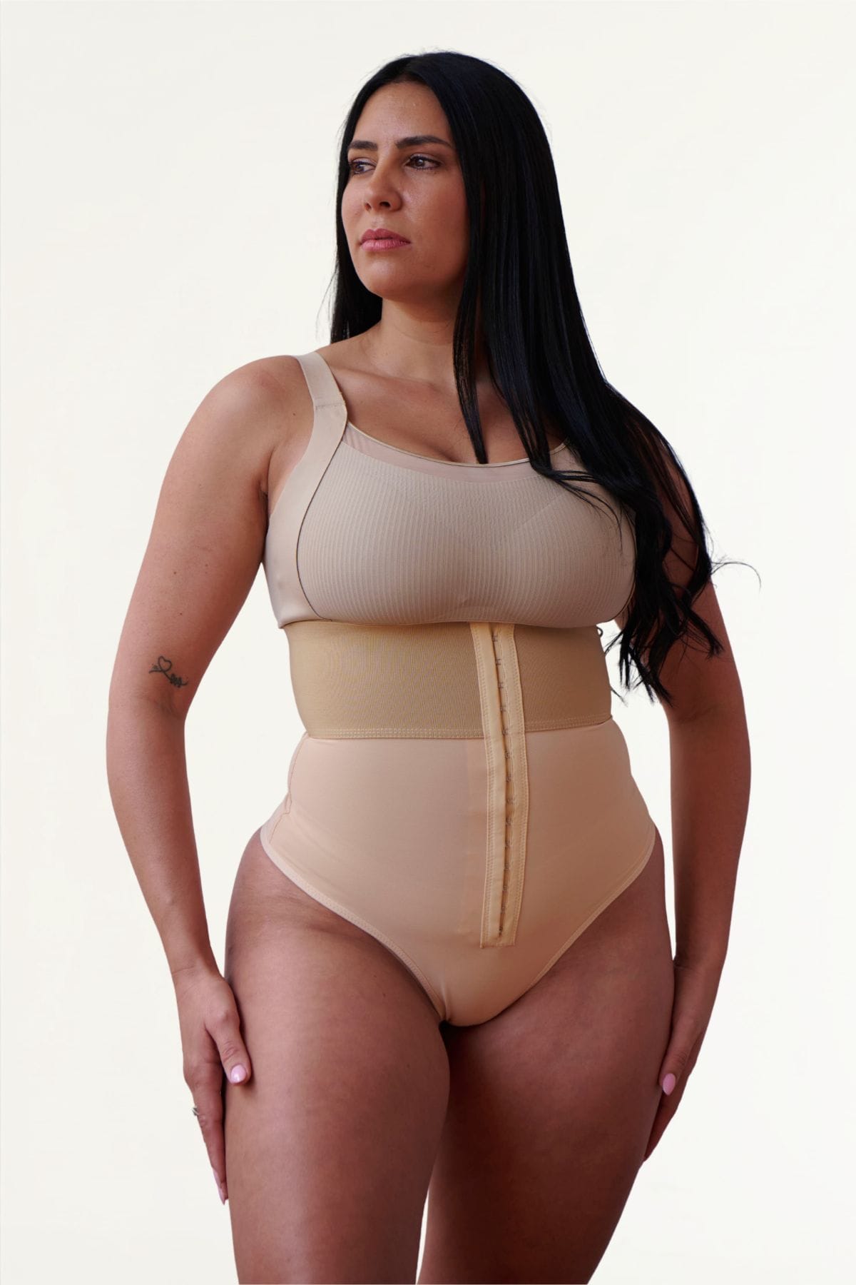 Faja colaless vista frontal con cinto ancho y broches regulables