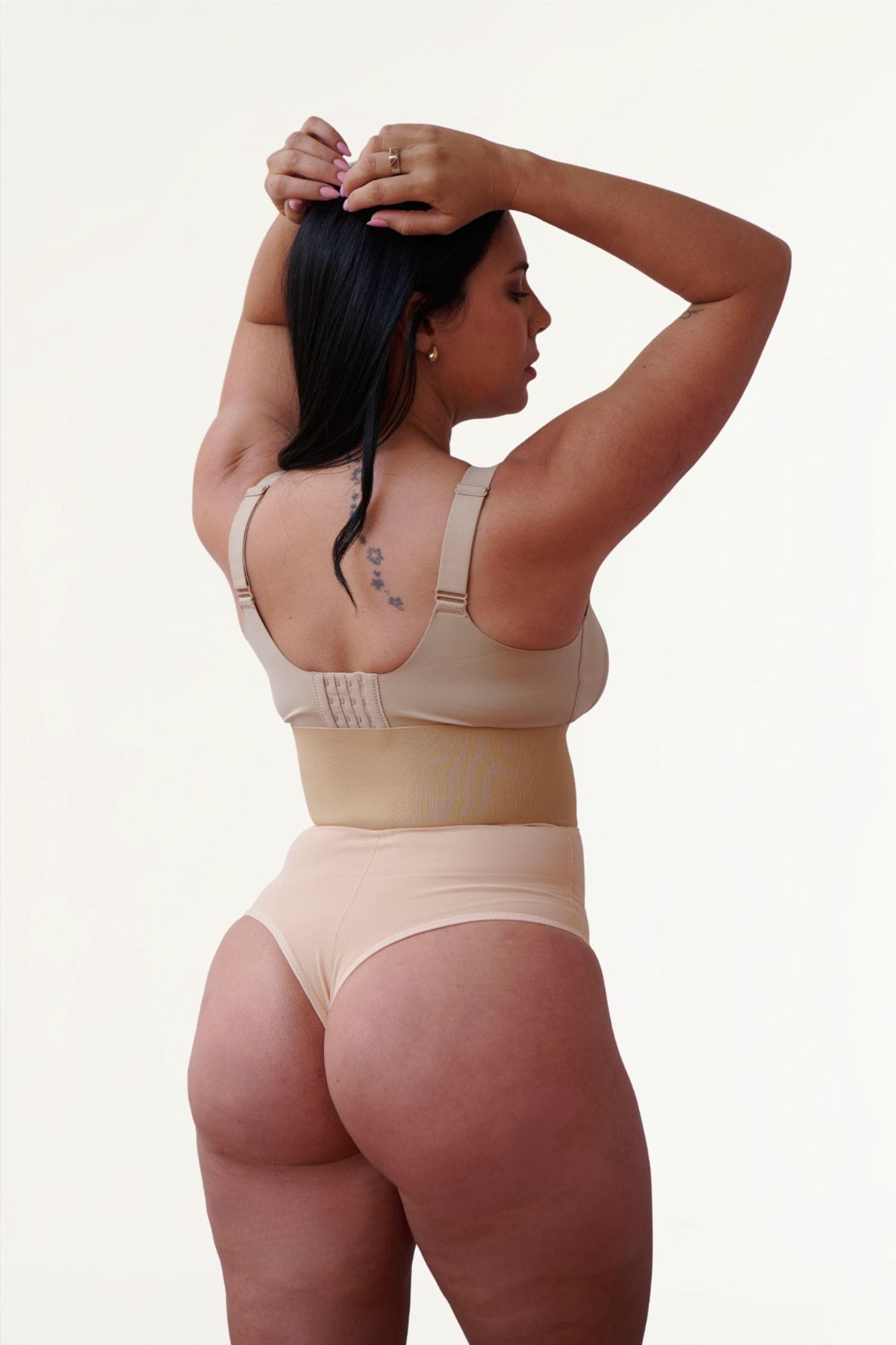 Faja colaless vista trasera con cinto ancho y realce de glúteos