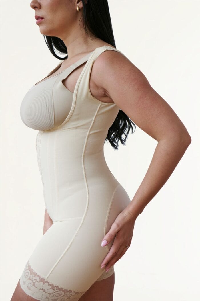 Faja reductora beige de espalda cubierta con varillas vista diagonal