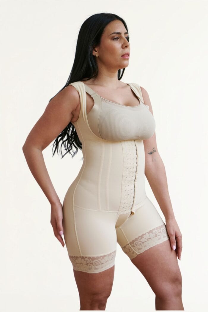 Faja reductora beige de espalda cubierta con varillas vista frontal
