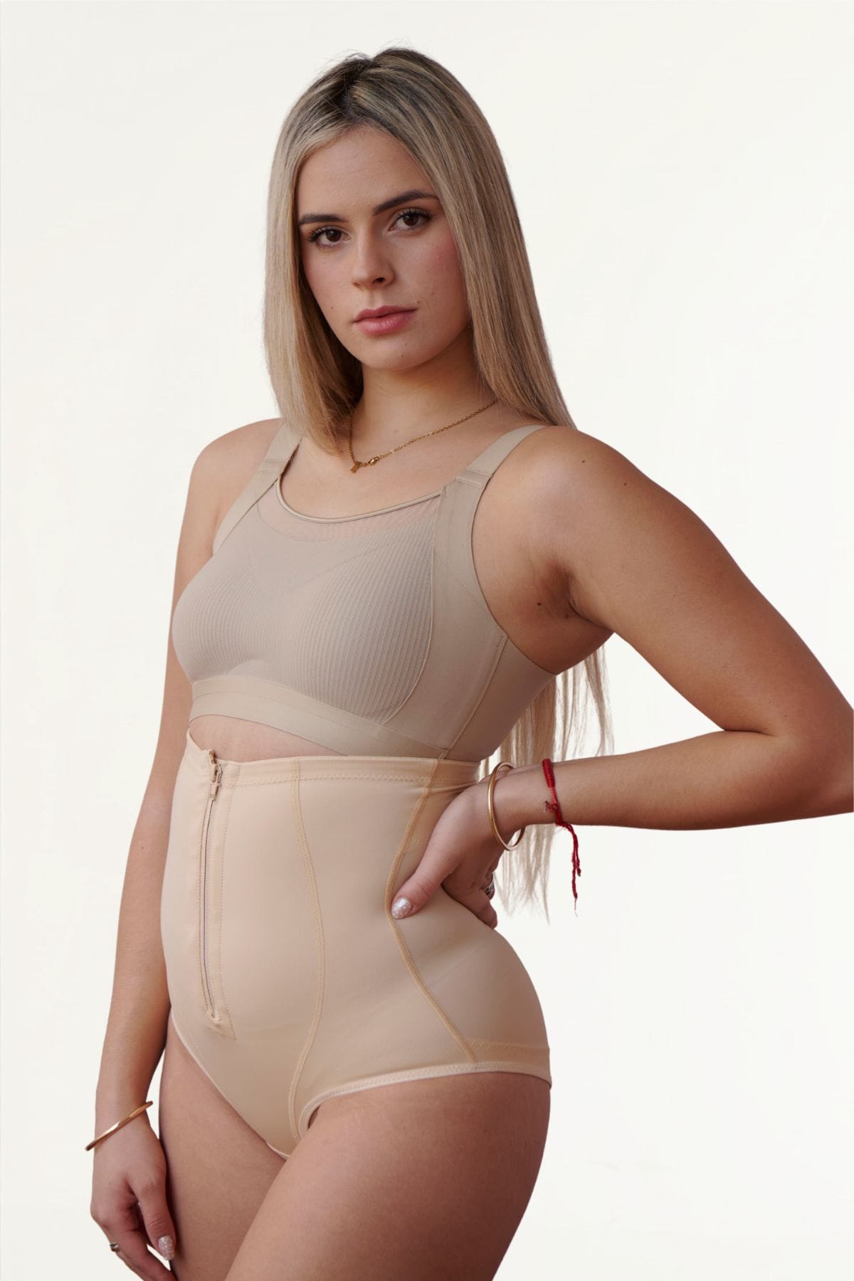 Faja bombacha beige vista trasera mostrando la cobertura y realce de glúteos