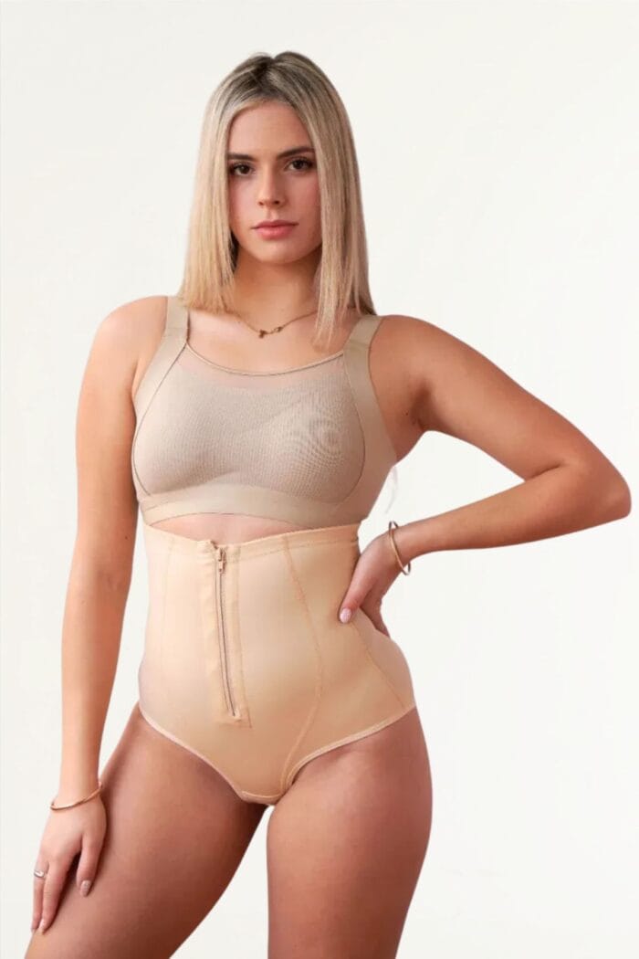 Faja bombacha beige vista frontal mostrando el control de abdomen y cintura alta