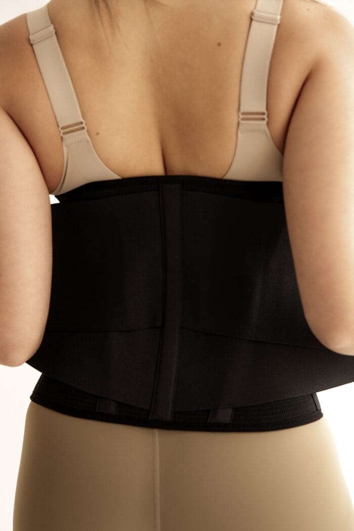 Vista lateral de cinturilla de alta compresión para abdomen y cintura alta compresión doble ajuste negra para abdomen y cintura