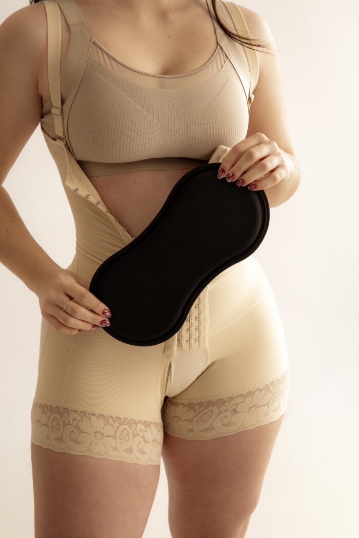 Colocación de tabla Lipo Foam debajo de faja postquirúrgica