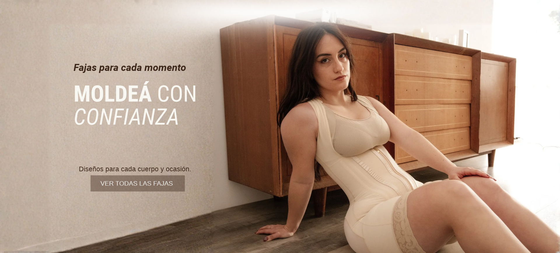 mujer joven usando faja reloj de arena posando sentada