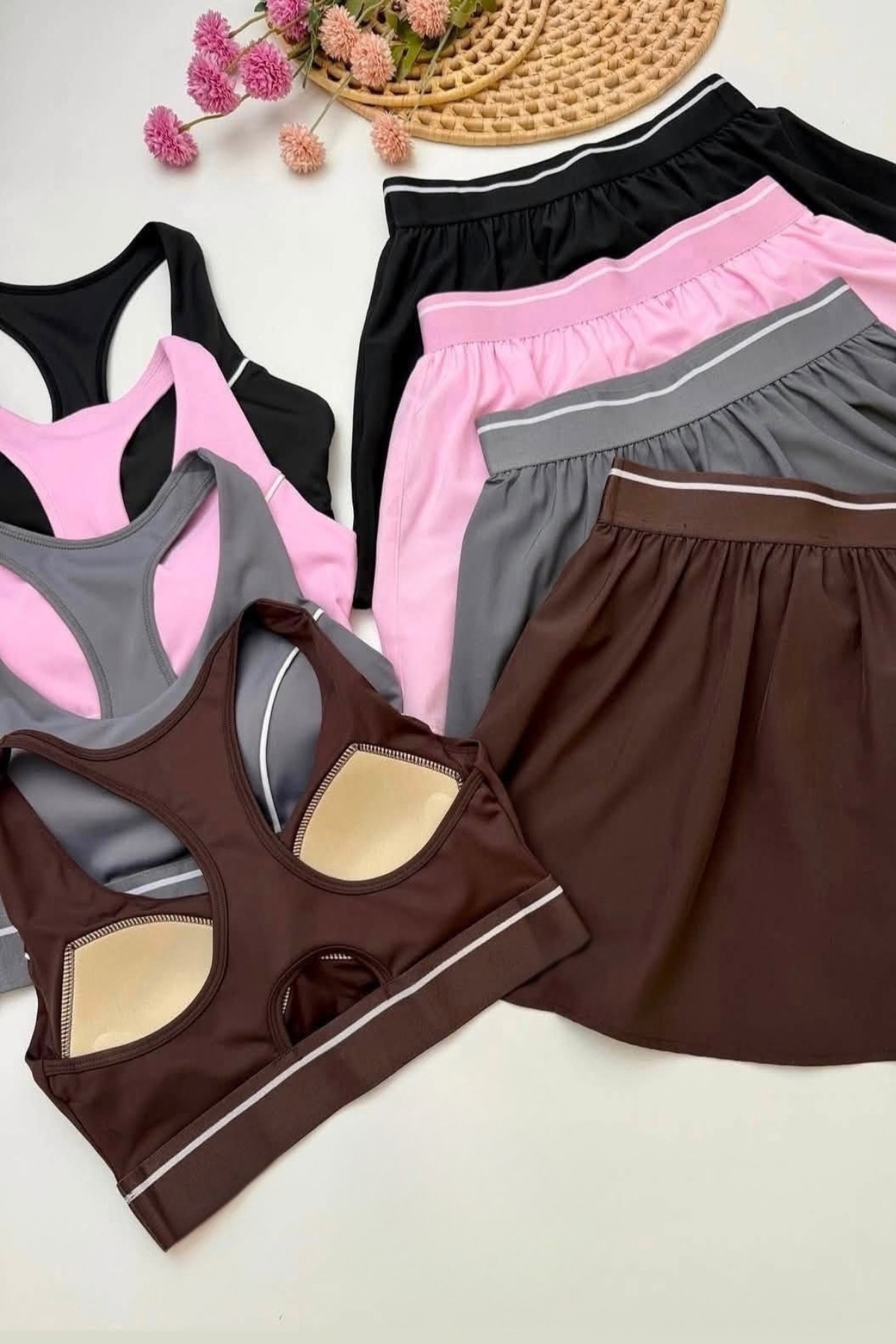 Conjunto deportivo de top y pollera short en diferentes colores