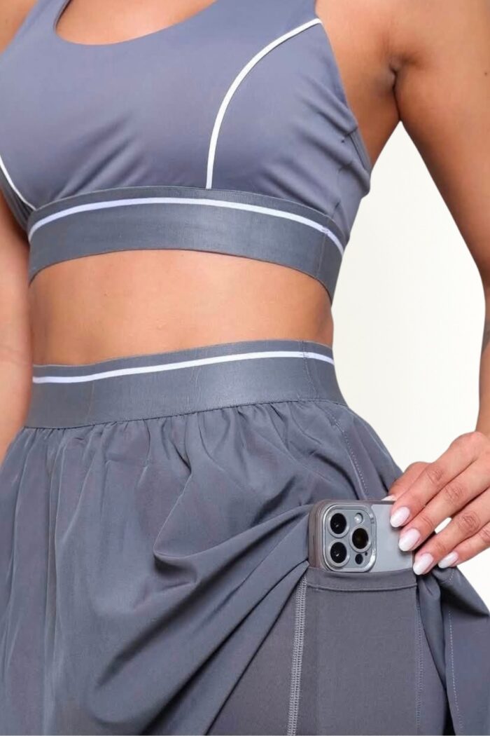 Conjunto deportivo marrón con top y pollera short con bolsillo para el telefono