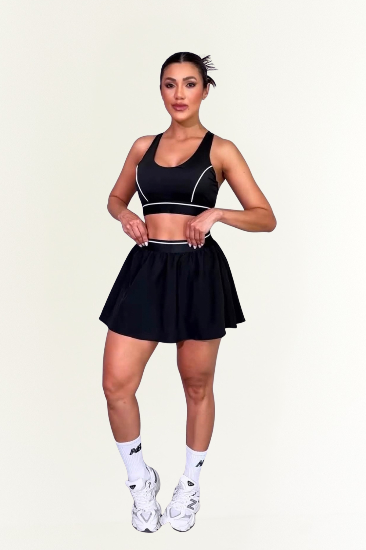 Conjunto deportivo negro de mujer con top de copa fija y pollera short
